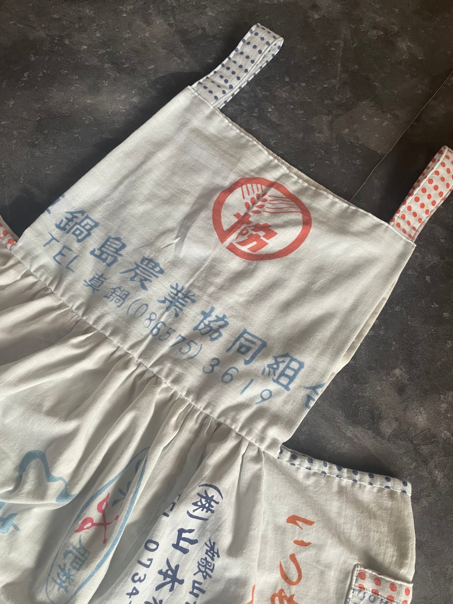 Cotton apron dress remade from Japanese hand towel 白い手ぬぐいをリメイクしたエプロンワンピース