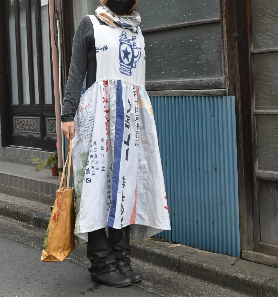 Cotton apron dress remade from Japanese hand towel 白い手ぬぐいをリメイクしたエプロンワンピース