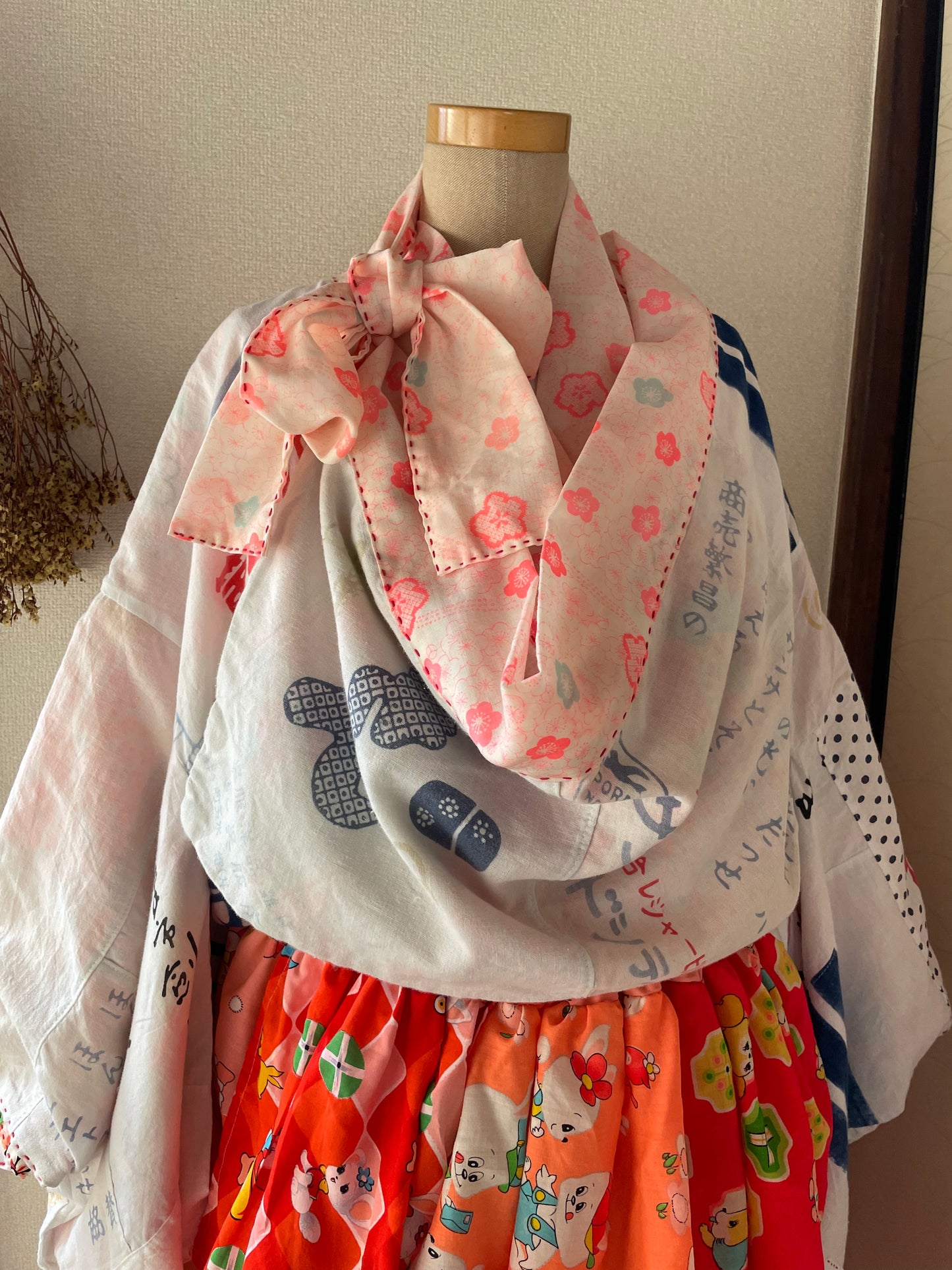 Cardigan jacket remade from a gorgeous flower-patterned kimono
着物と手ぬぐいのリバーシブル変形カーディガン