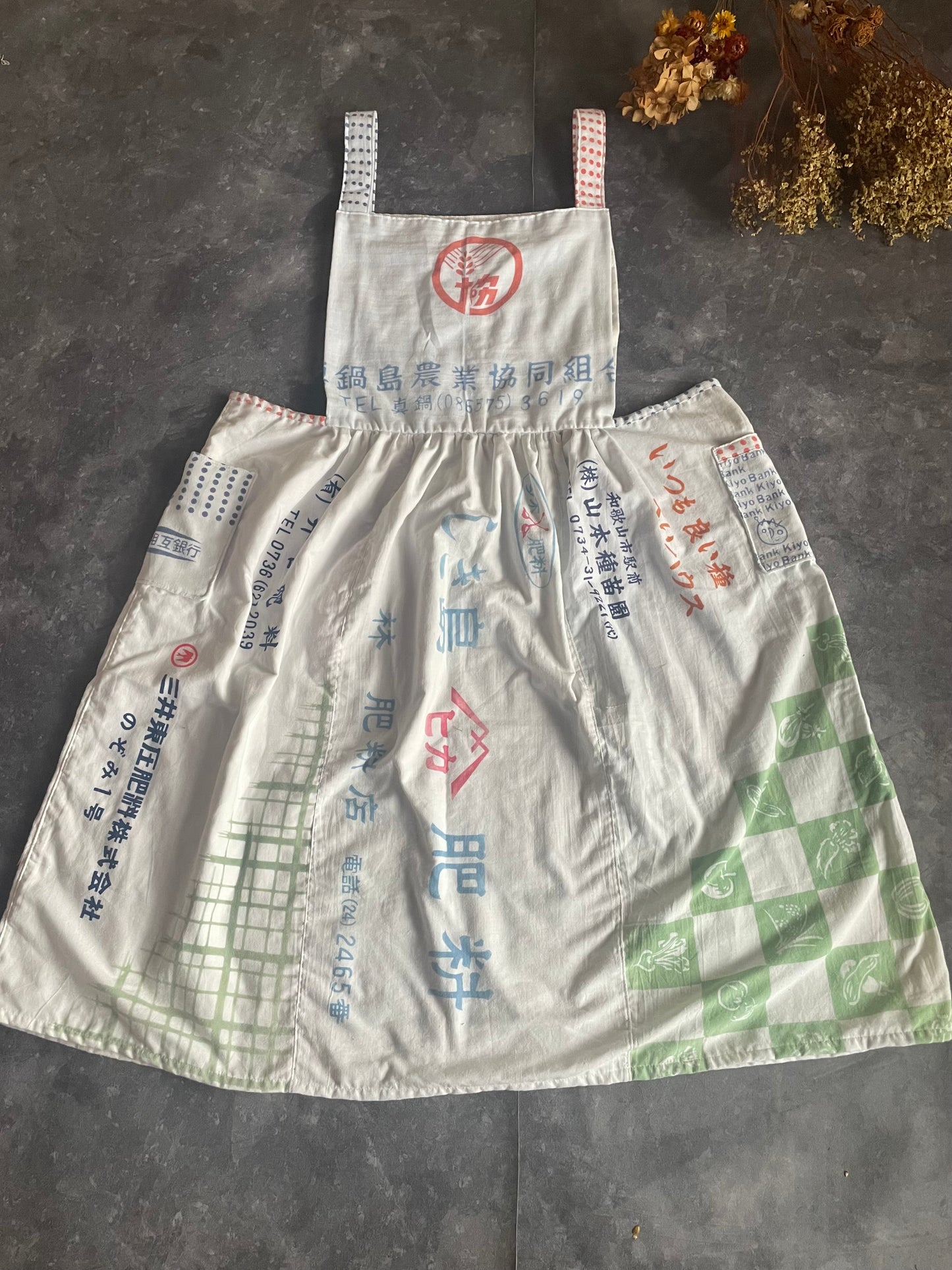 Cotton apron dress remade from Japanese hand towel 白い手ぬぐいをリメイクしたエプロンワンピース