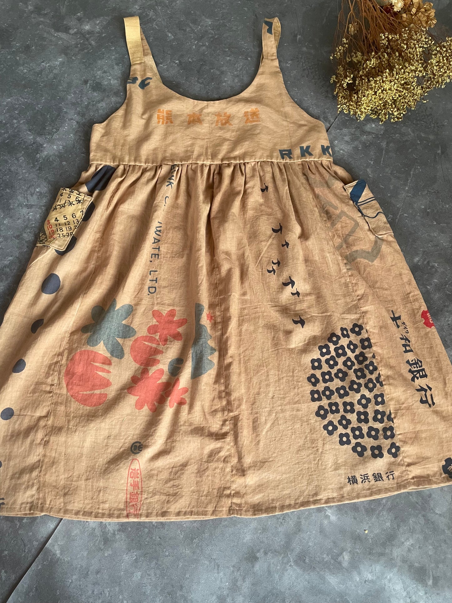 Kakishibu-dyed tenugui apron dress 柿渋染め手ぬぐいのエプロンワンピース