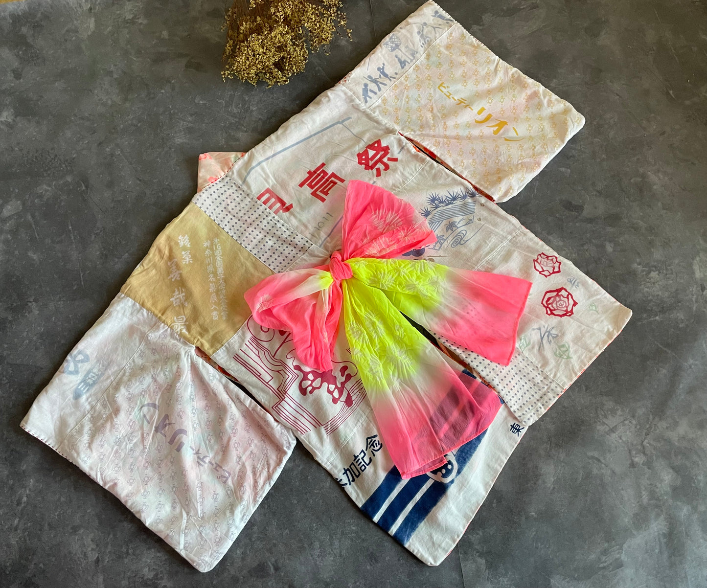 Cardigan jacket remade from a gorgeous flower-patterned kimono
着物と手ぬぐいのリバーシブル変形カーディガン